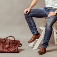 Comment adopter la chemise en jean sans tomber dans le total look cowboy