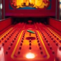 Le Plinko : tout ce que vous devez savoir sur le jeu qui fait fureur sur le web