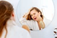 Cheveux et pellicules : les erreurs à éviter pour retrouver l&rsquo;équilibre