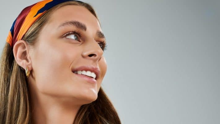 Rehaussez votre style avec élégance grâce au foulard en soie