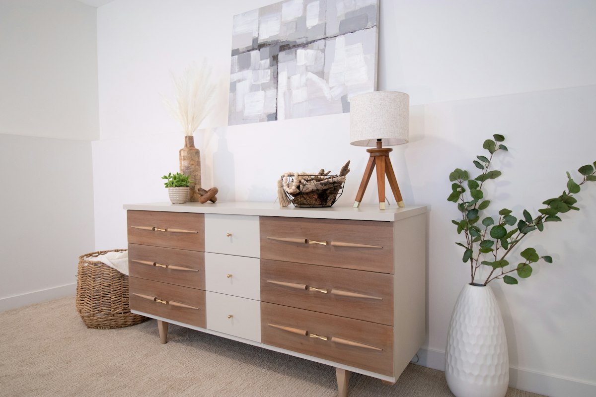 Commode en bois décoree, emplacement ideal pour une boite a montre